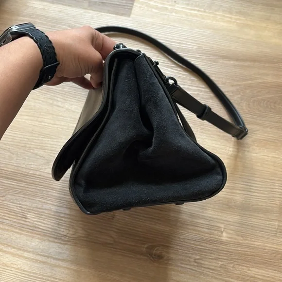 Coach Elegant Black Leather Shoulder Bag - Picture 4 of 16